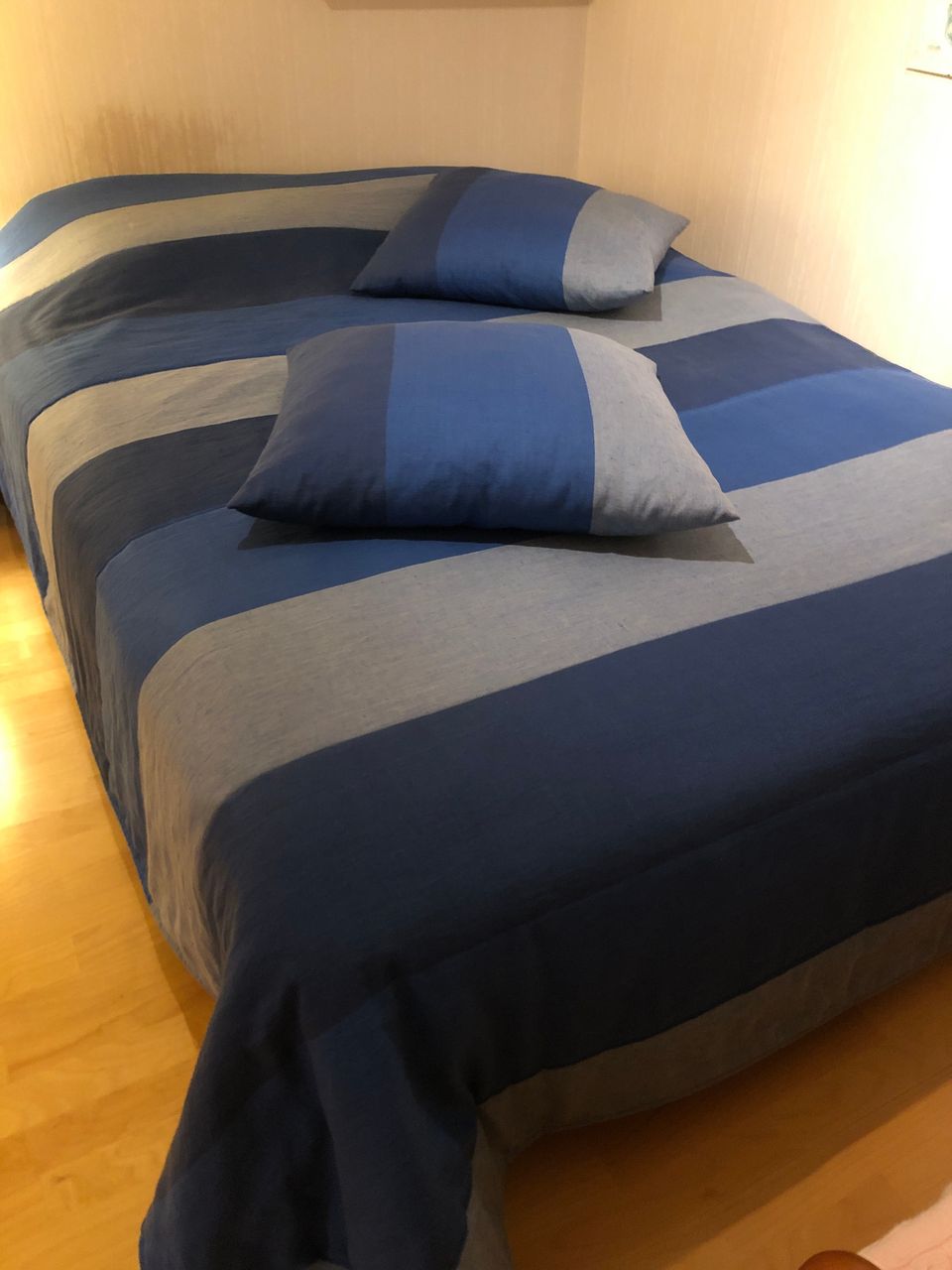 Sängynpeite + kaksi isoa koriste tyynyä
