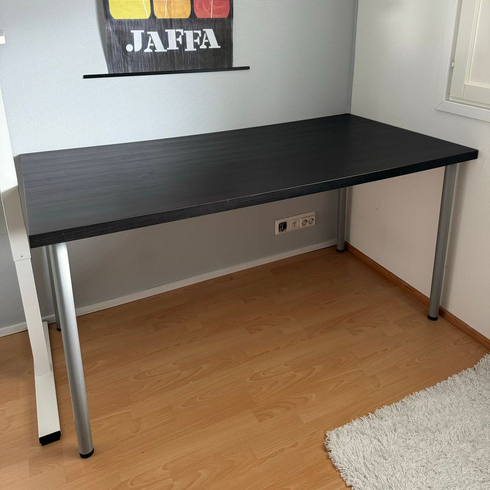 Musta työpöytä IKEA