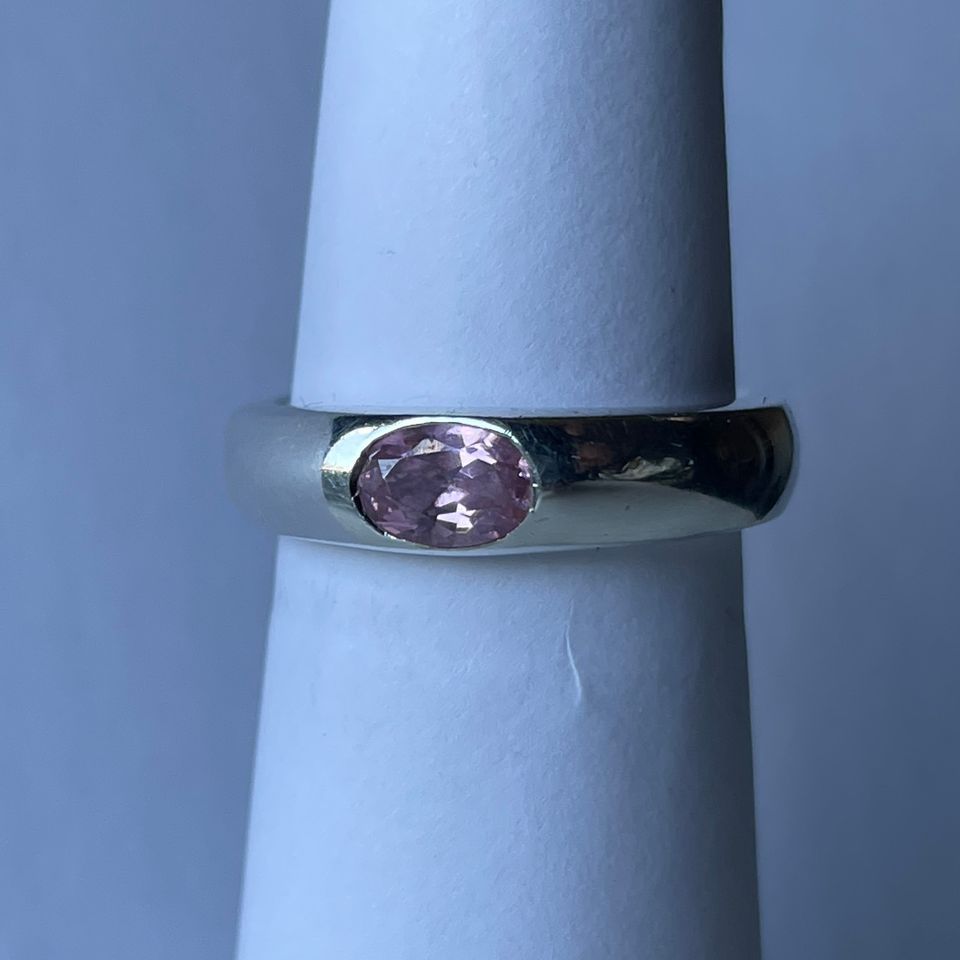 Hopeinen design sormus vaaleanpunaisella kivellä (925 hopea)