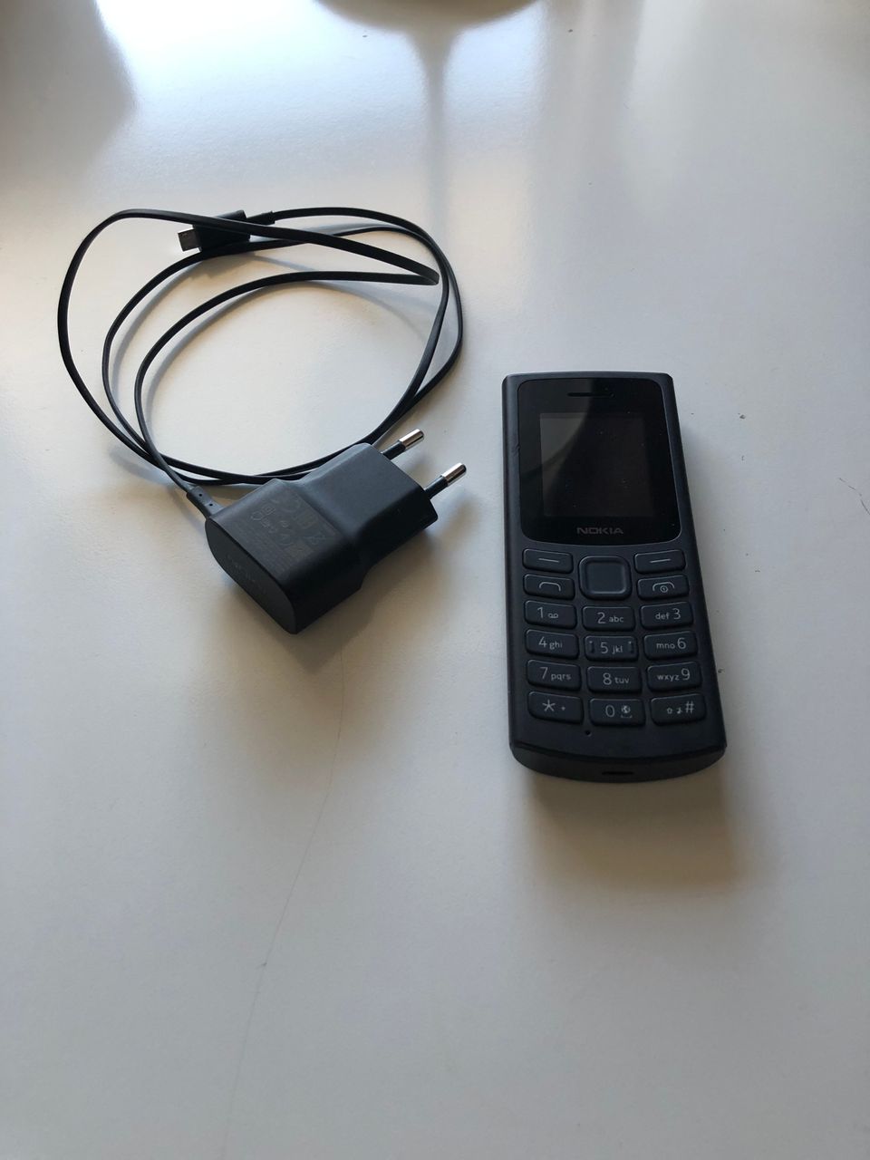 Nokia 105 4 g ja laturi