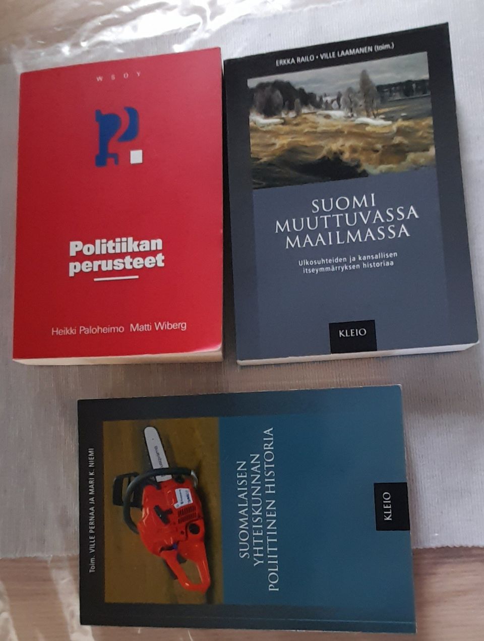 Politiikkaa, poliittista kirjallisuutta 3 kpl.