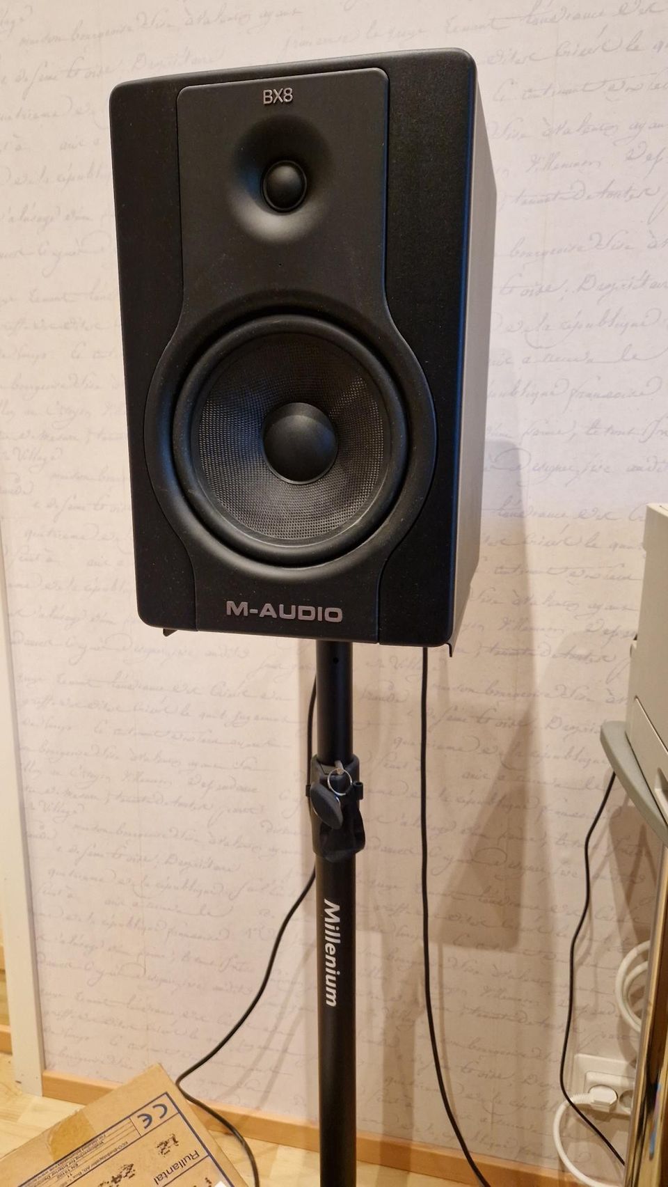Aktiivikaiuttimet M-Audio BX8 D2 + jalat