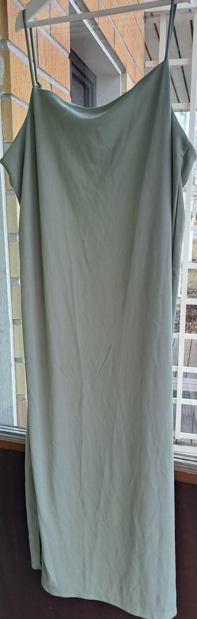 H&M Vaaleanvihreä pitkä ohut mekko halkiolla