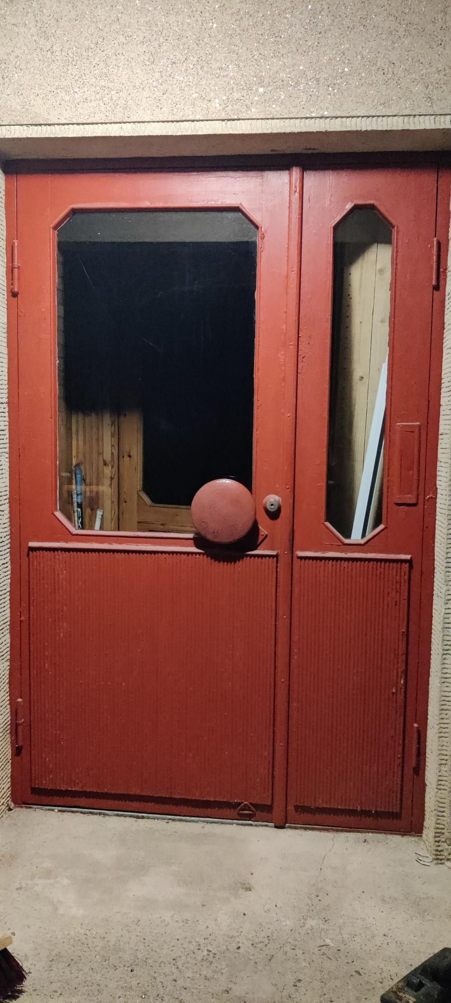 Vanha ovi karmeineen