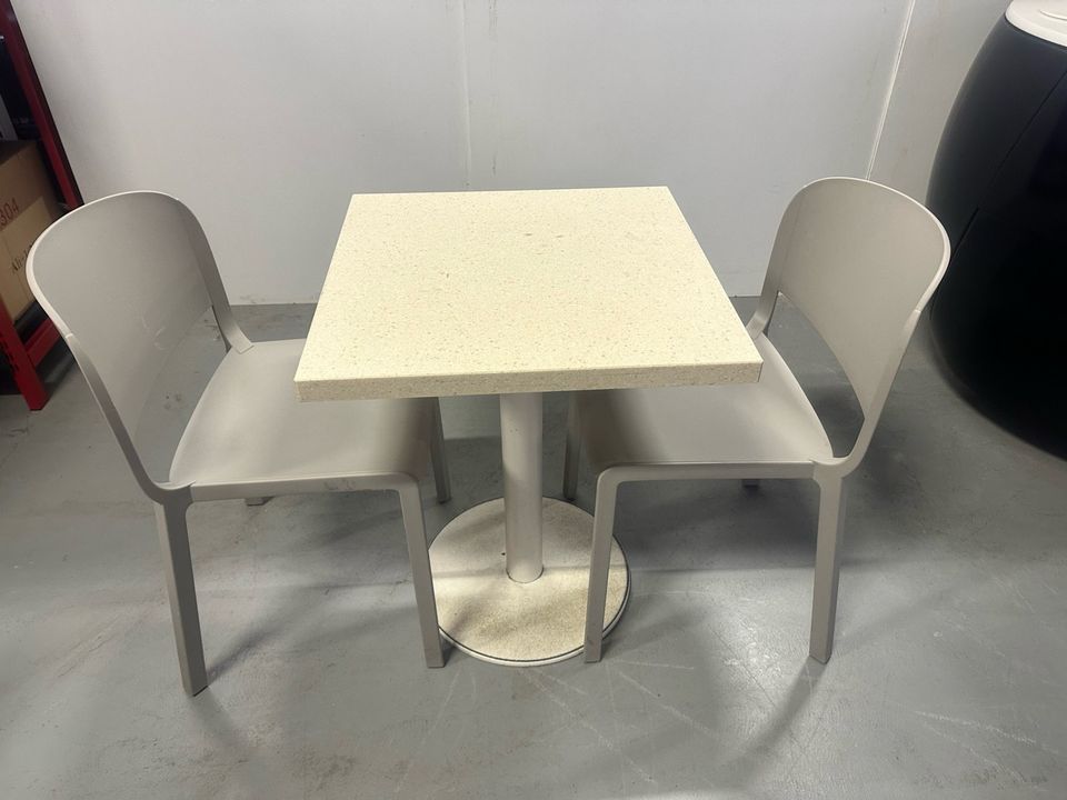 Terassi tuolit ja pöytä