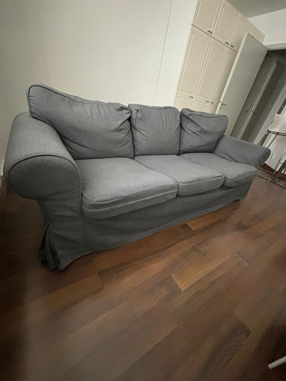 Hyväkuntoinen kolmen istuttava Ikea Ektorp sohva (Harmaa)