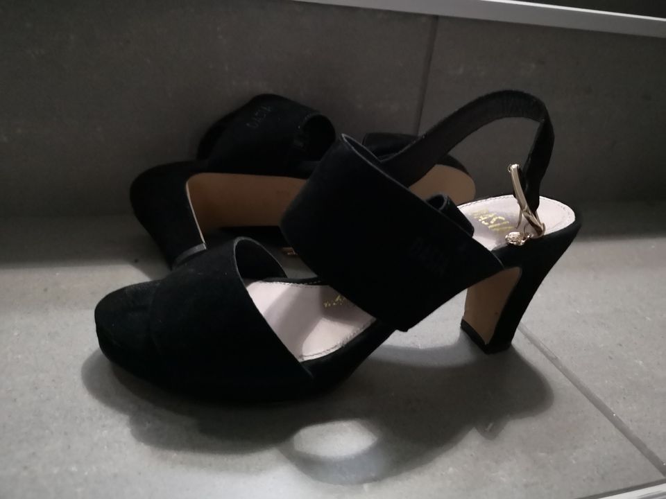 Uudet Dasia sandaalit. Musta. Koko 38. Lähetys onnistuu.