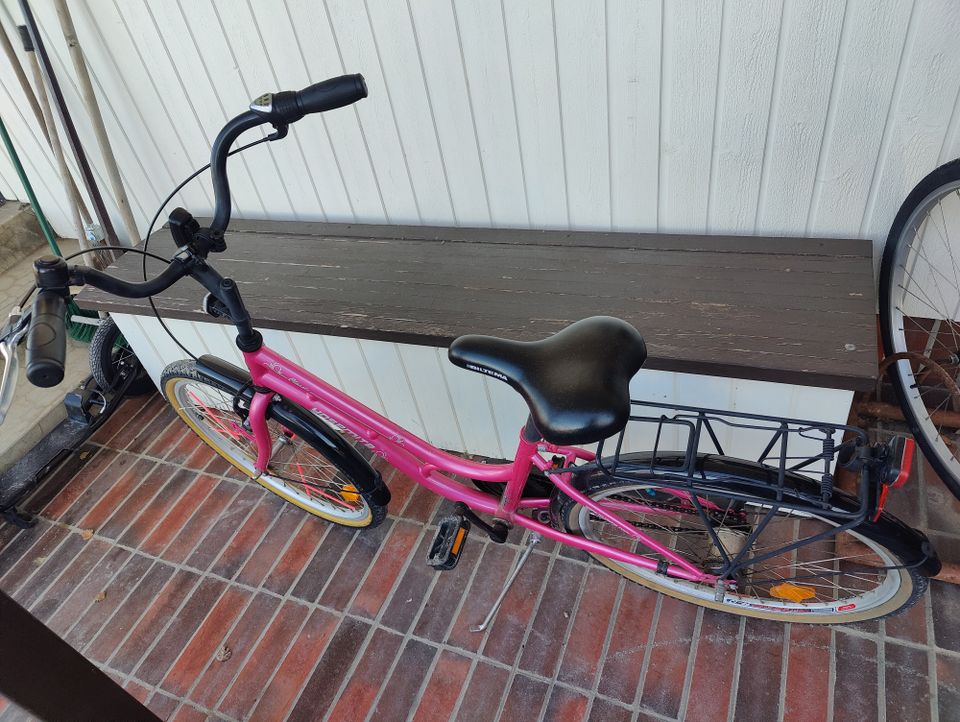 Bilteman pinkki pyörä koululaiselle, Vähäkyrö