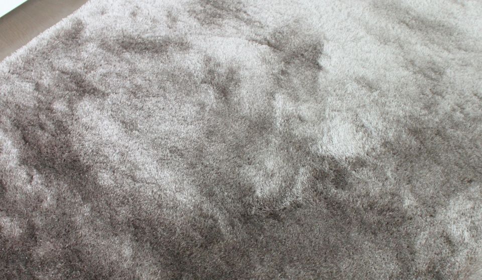 Uusi laadukas kiiltäväpintainen beige Shaggy matto 140 x 200