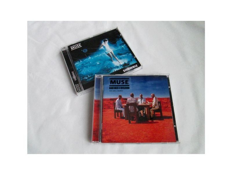 Kaksi Muse CD-levyä, Showbiz, Black Holes And