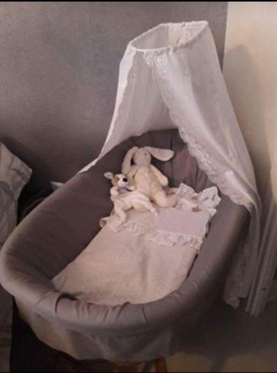 Vauvan sänky kankaineen ja vauvan vartalotuet