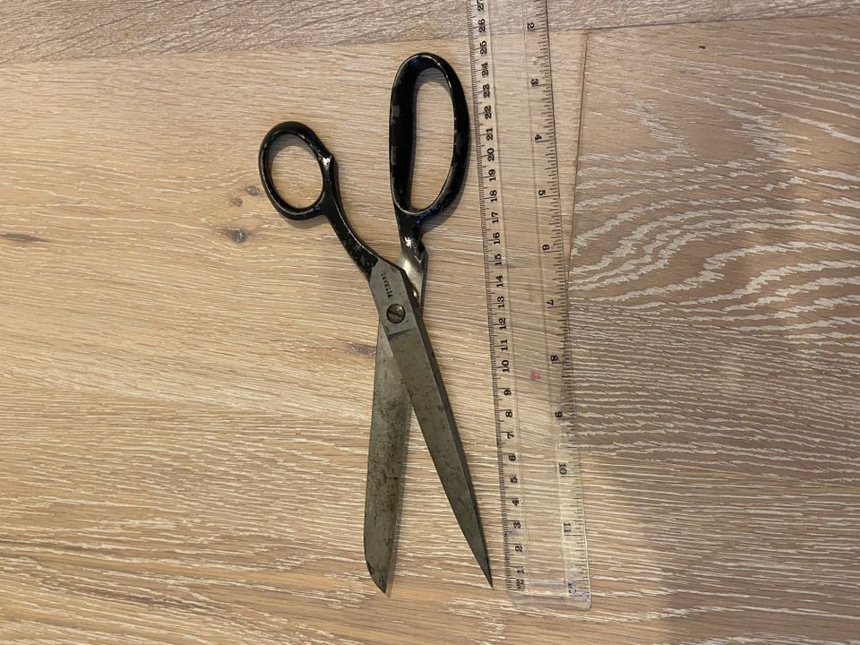 Fiskars vanhat mustat sakset 25 cm pitkät