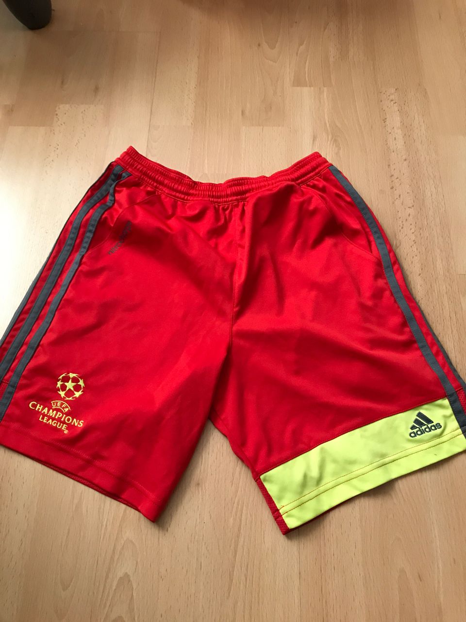 Adidas shortsit, koko 152cm