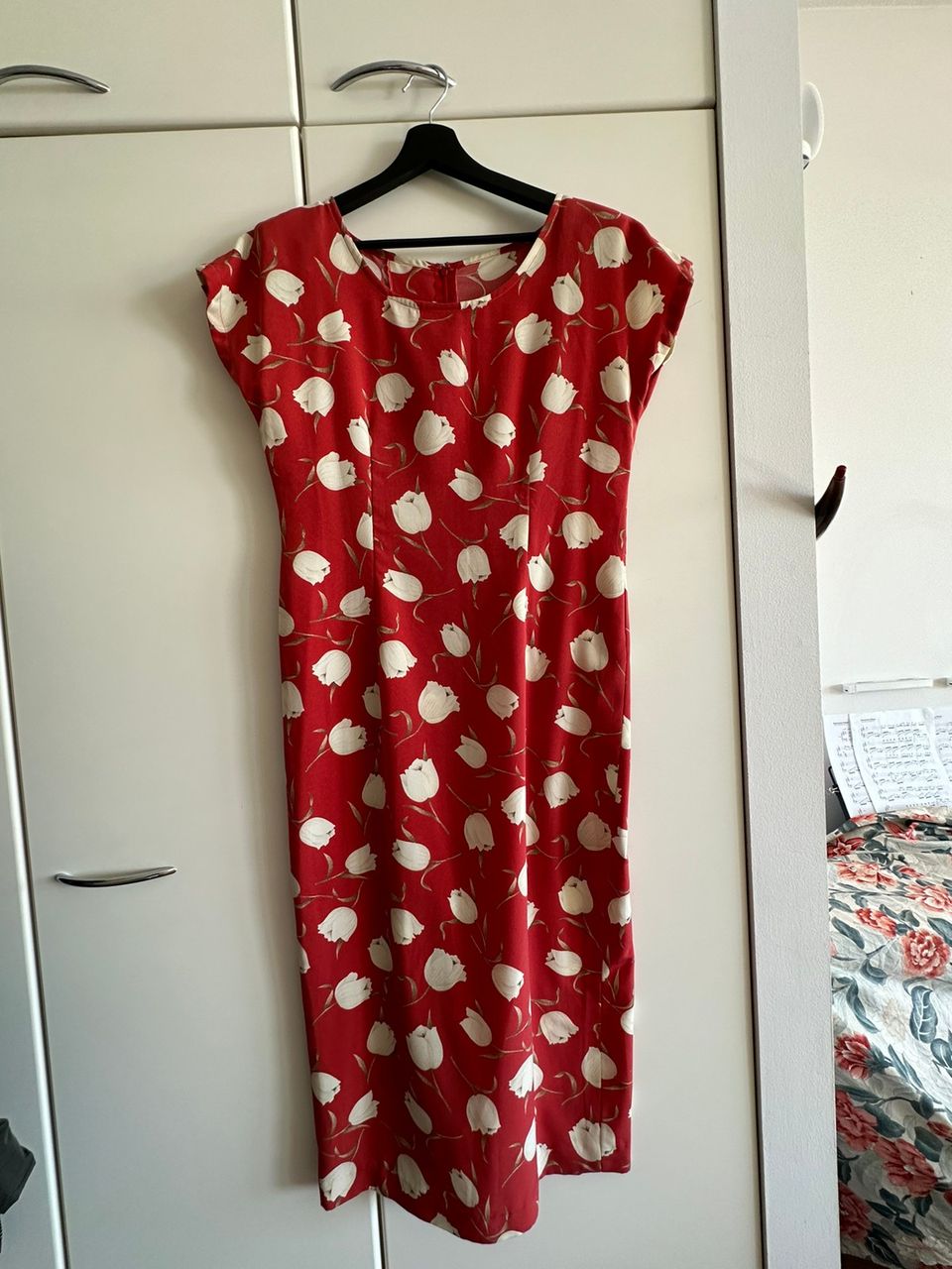 Pretty long red dress with white roses