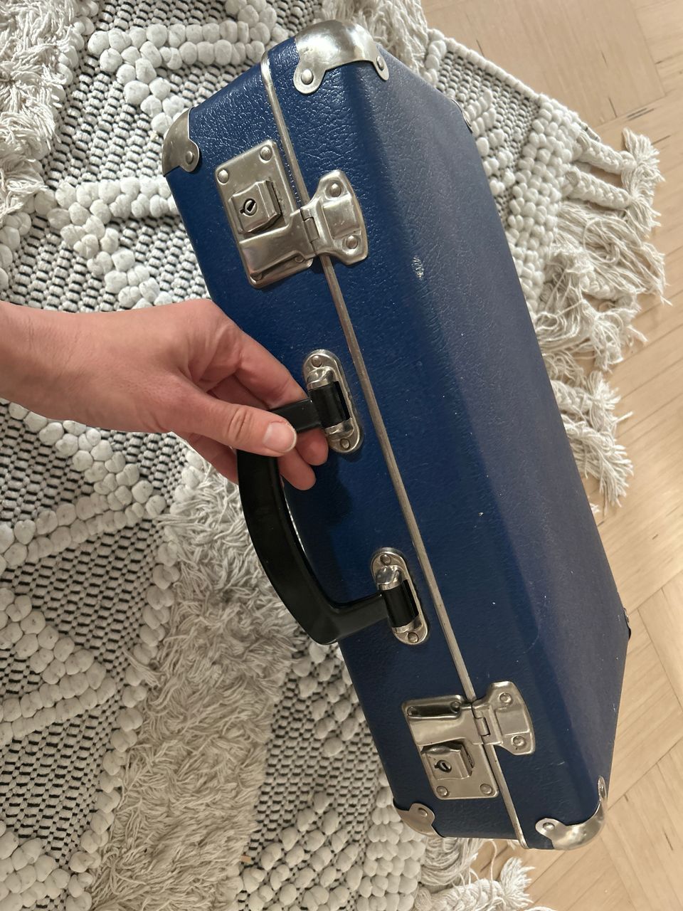 Vanha pieni matkalaukku