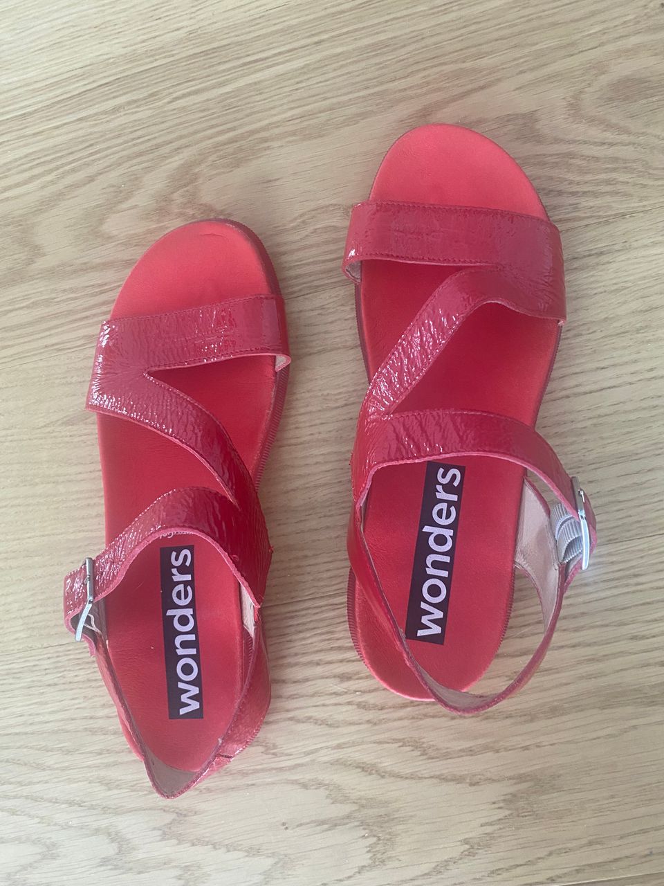 Punaiset naisten sandaalit 39