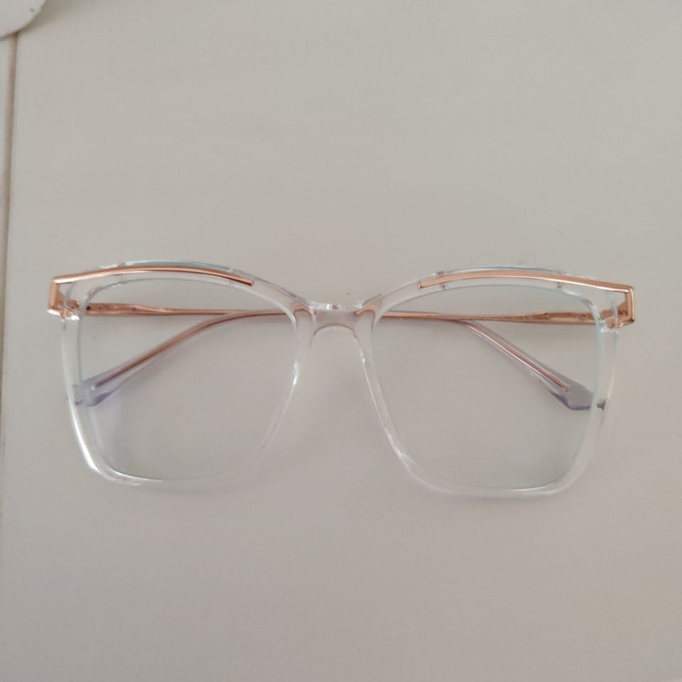 silmälasit joissa tummentuvat linssit -1.25 / -1.50