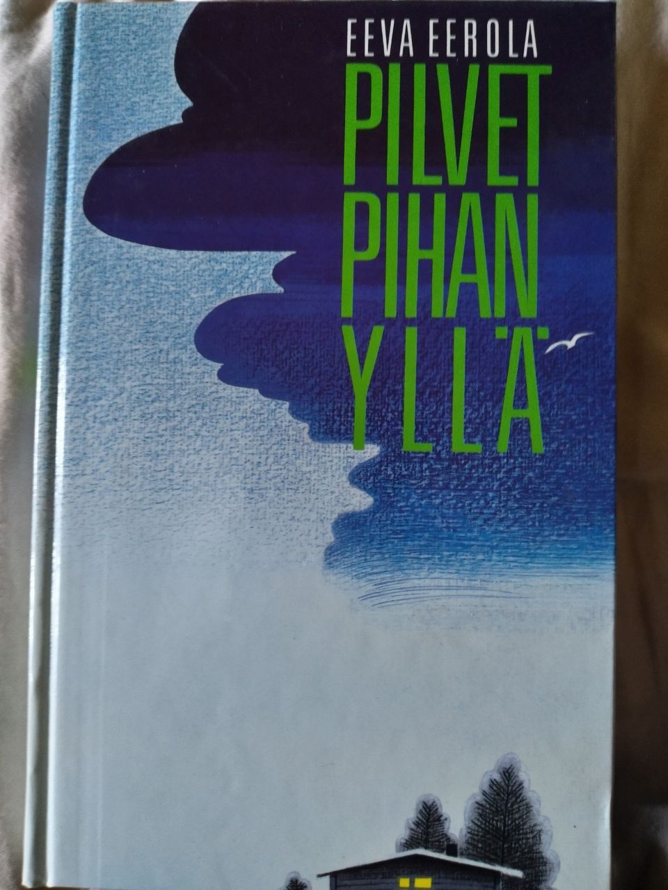 Pilvet pihan yllä - Eeva Eerola