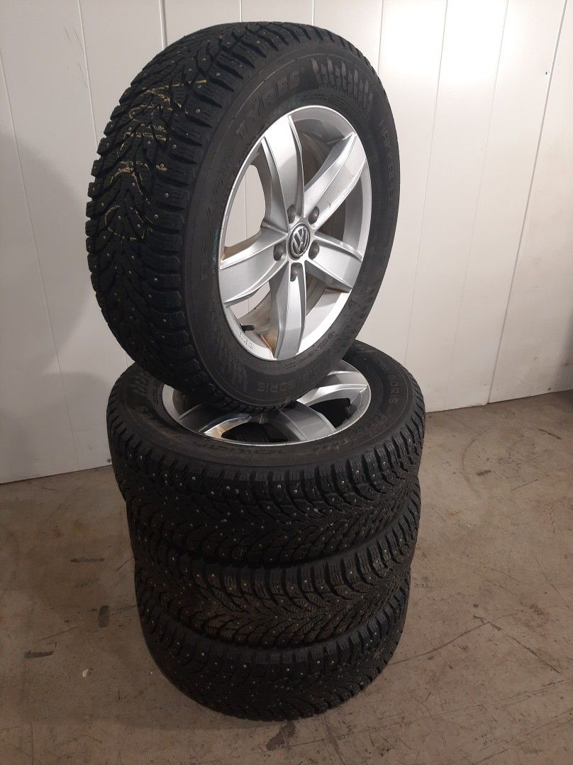 Volkswagen Oem vanteet + Nokian Hakkapeliitta nastat 215/60R16