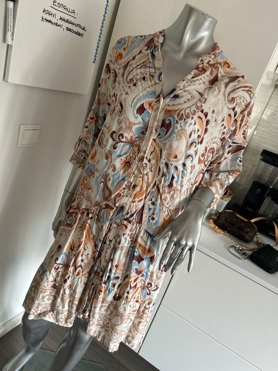 Italiasta ostettu uusi mekko L