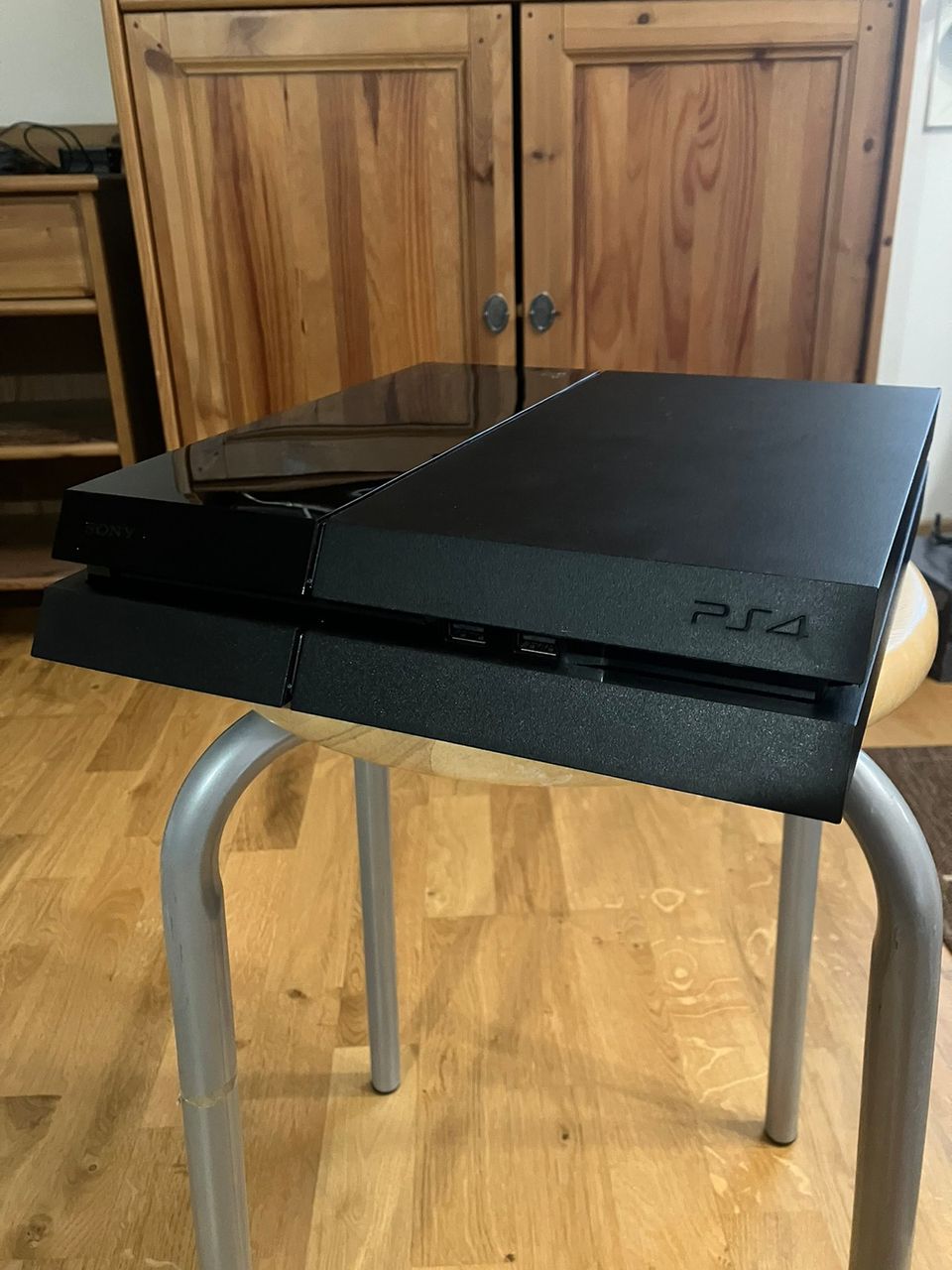 PS4 500GB, ohjain ja 3 peliä