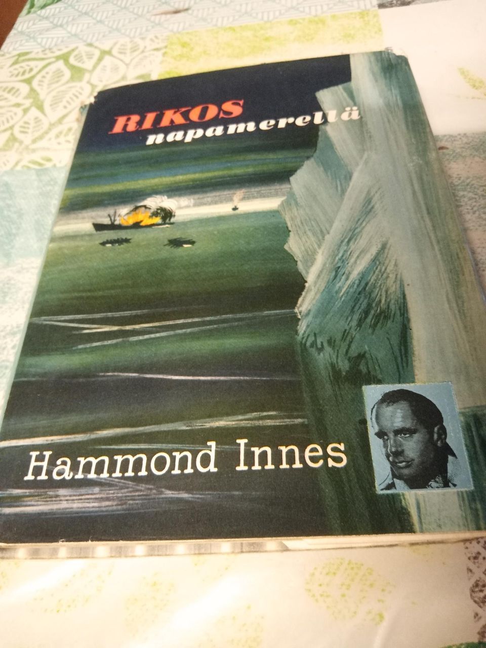 Hammond Innes RIKOS NAPAMERELLÄ