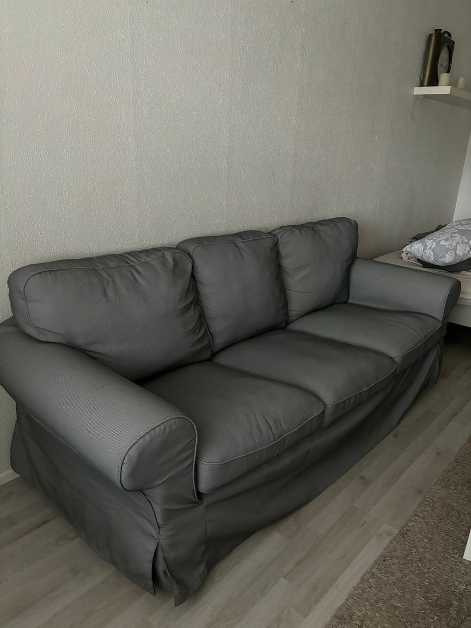 Ektorp 3:n istuttava sohva