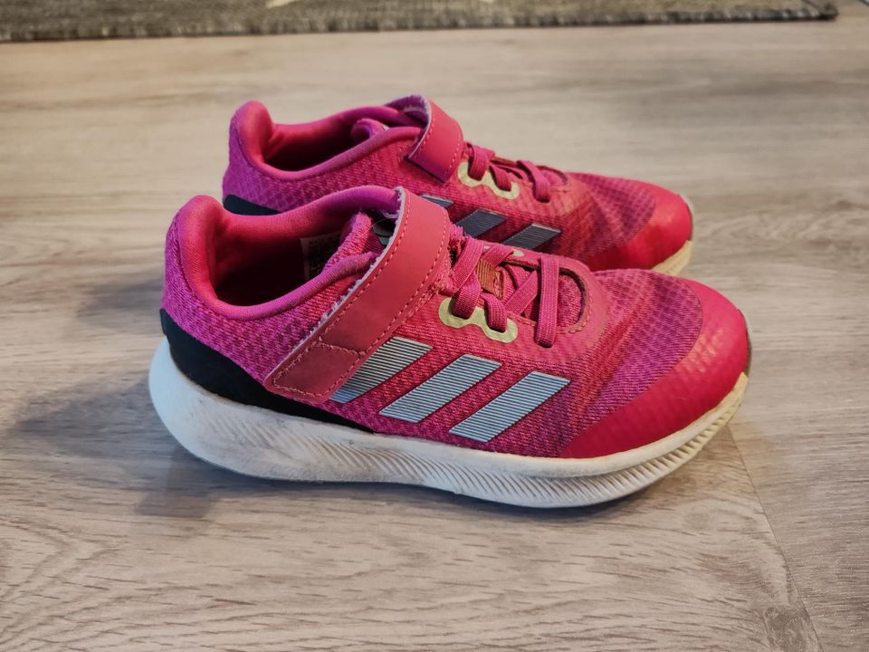 Adidas lenkkarit 31