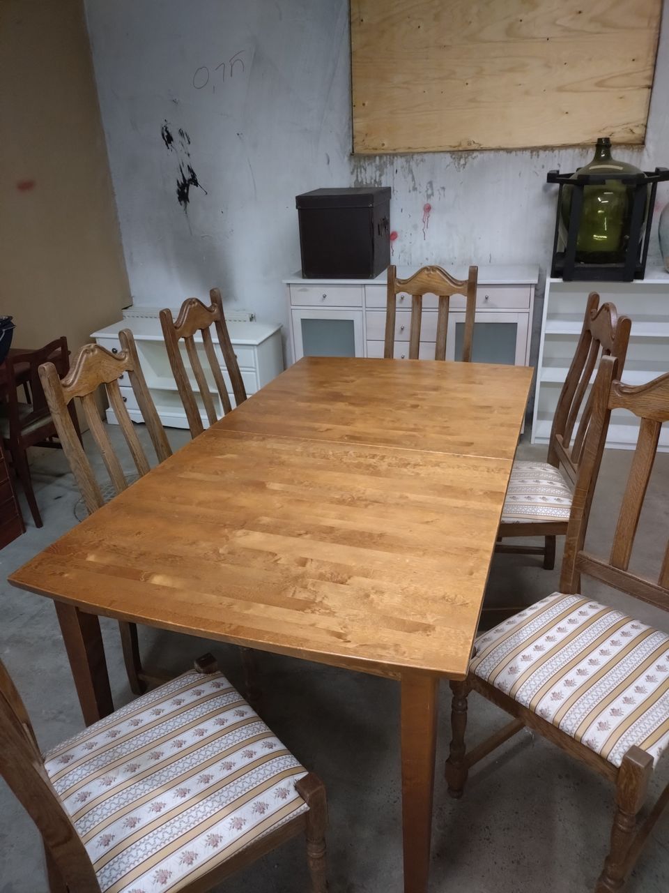 Ruokapöytä ja kuusi tuolia