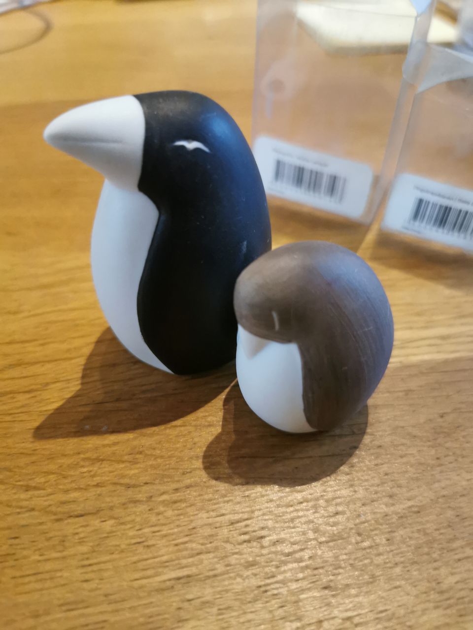 Äitipingviini ja poikanen