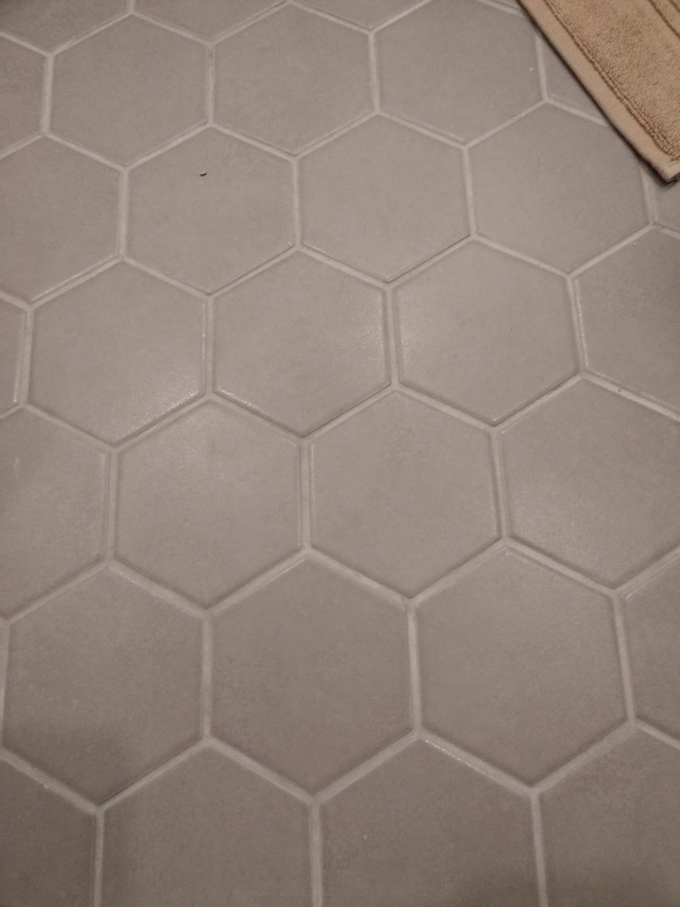 Uusia Hexagon lattialaattoja