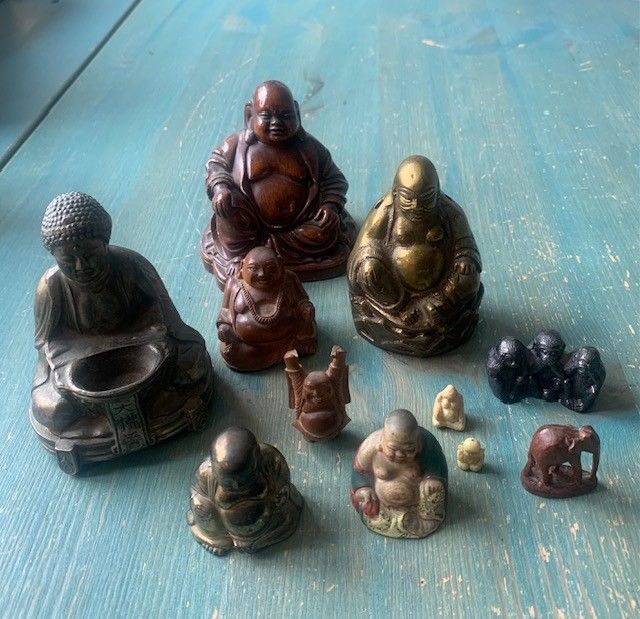 Pieniä Budha-patsaita