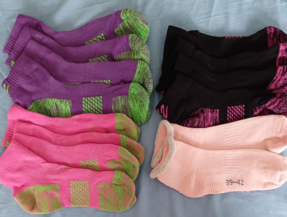 7 paria värikkäitä varrettomia sukkia