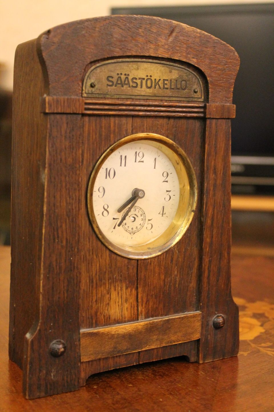 1920-luku Suomi Turku Säästökello säästölipas säästöpossu puu kello antiikki