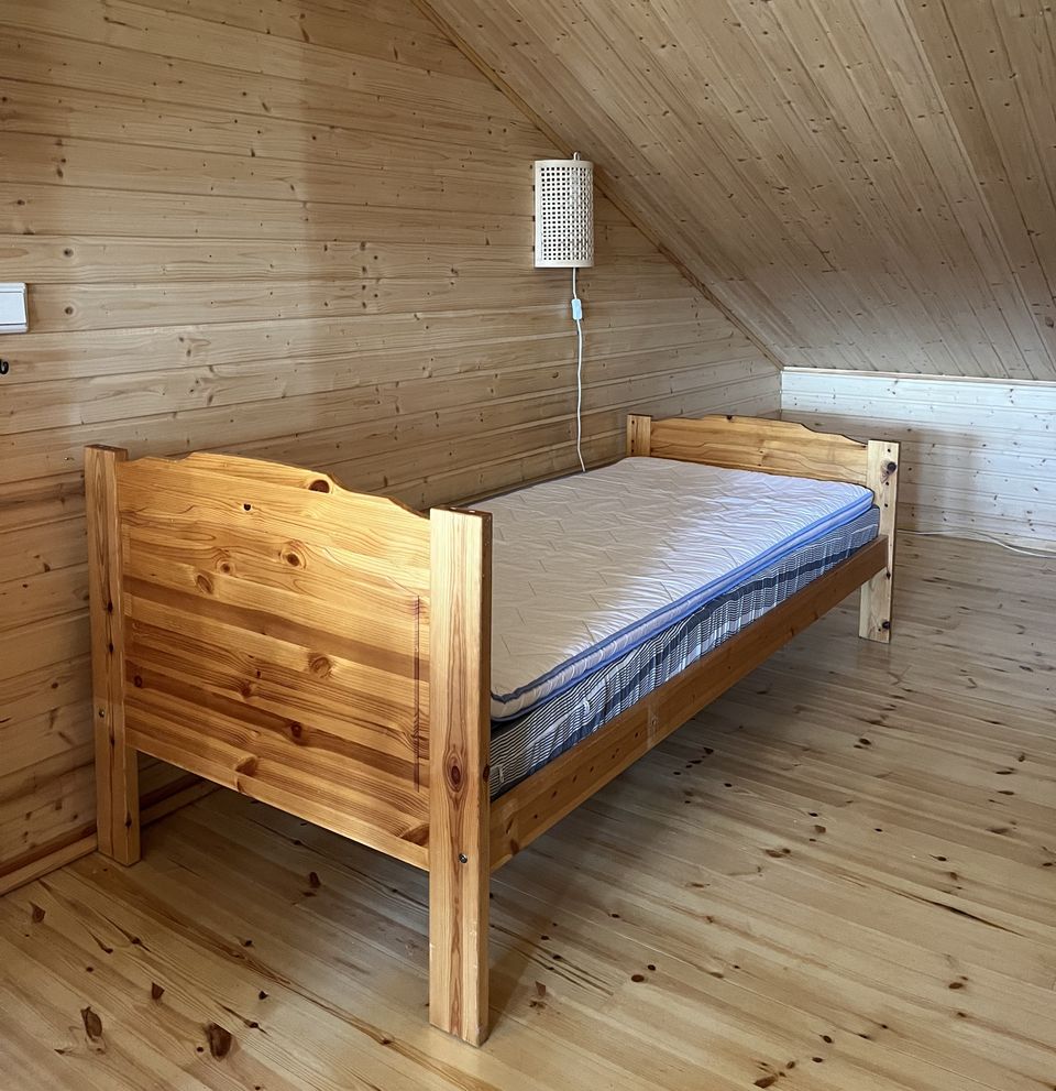Mäntypuinen sänky 80 x 190 cm + kaksi patjaa