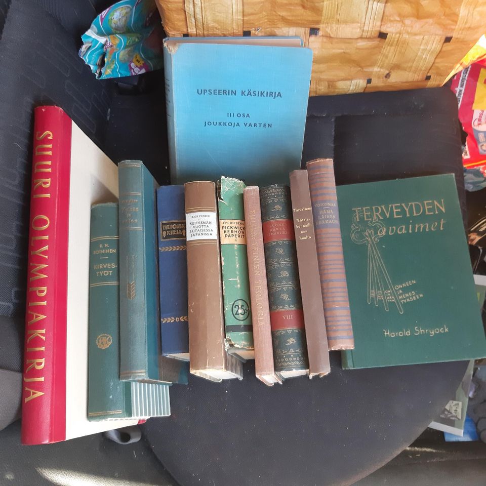 Erä vanhoja kirjoja, hyvä kuntoisia