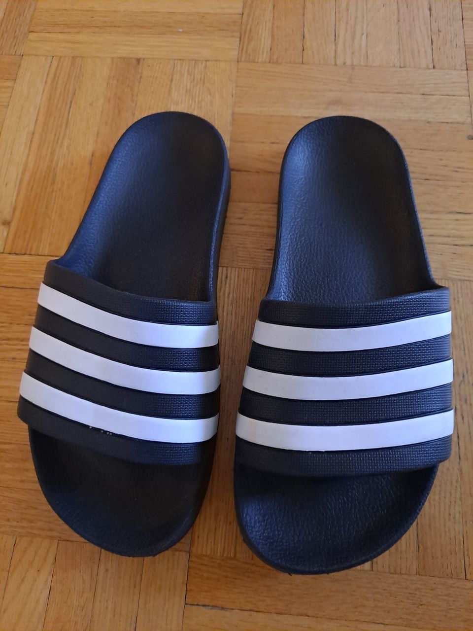 Adidas-sandaalit