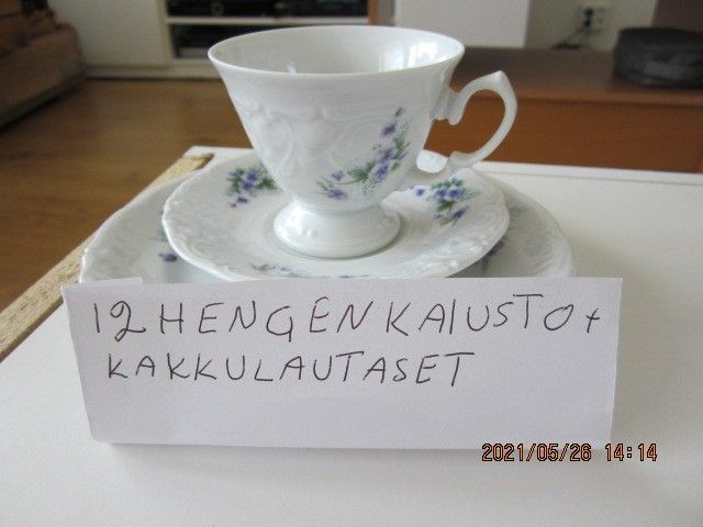 12 hengen kahvikupit tasseineen, kakkulautasineen