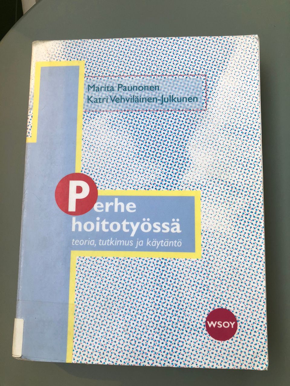 Perhe hoitotyössä; teoria, tutkimus ja käytäntö-kirja