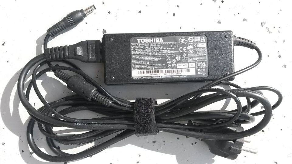 Toshiba laturi