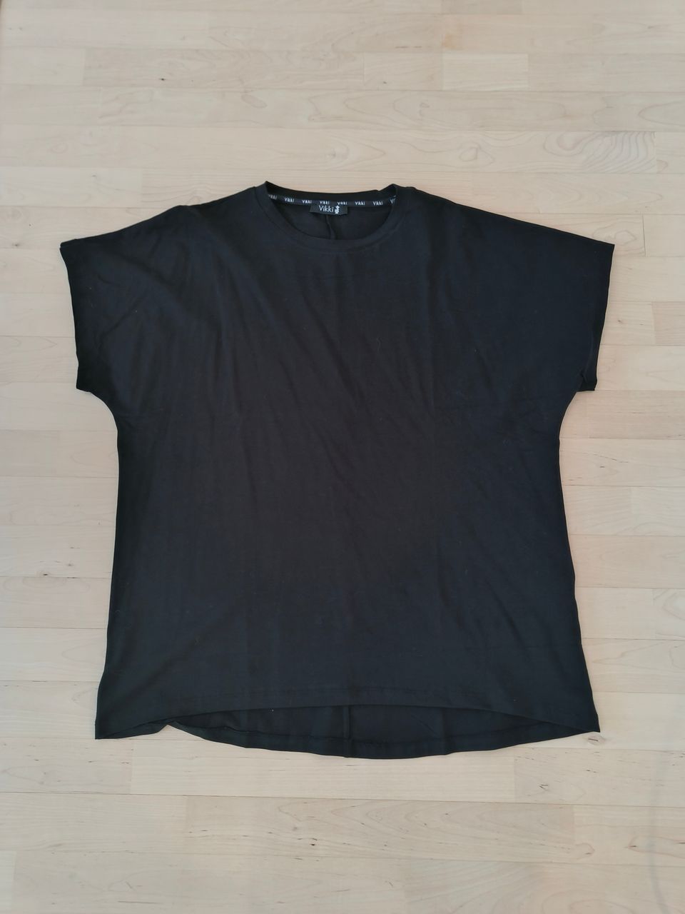 Musta t-paita kokoa 46