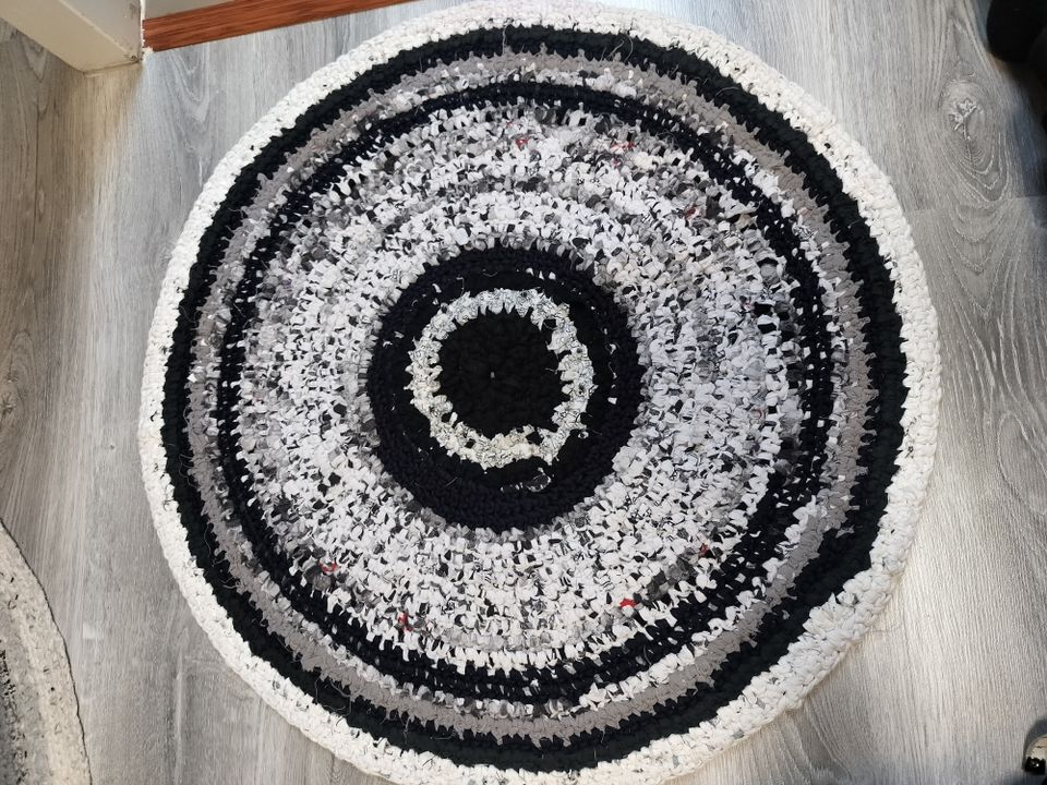 Uusi pyöreä matto käsin tehty