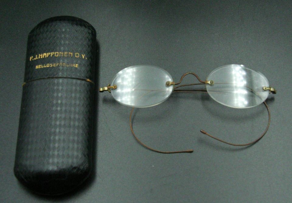 Vanhat silmälasit ja kotelo