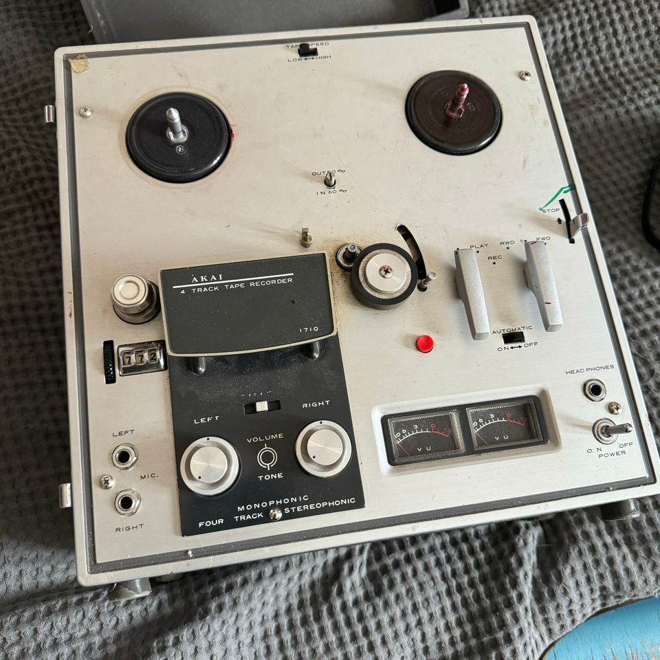 AKAI 1710 tape recorder ja kaksi mikrofonia