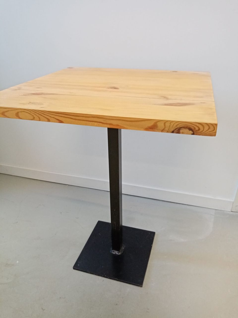 Pöytä/pöydänjalka