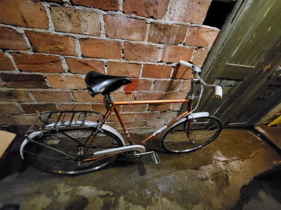 BKC-merkkinen miesten polkupyörä 26" renkaat, isohko runko
