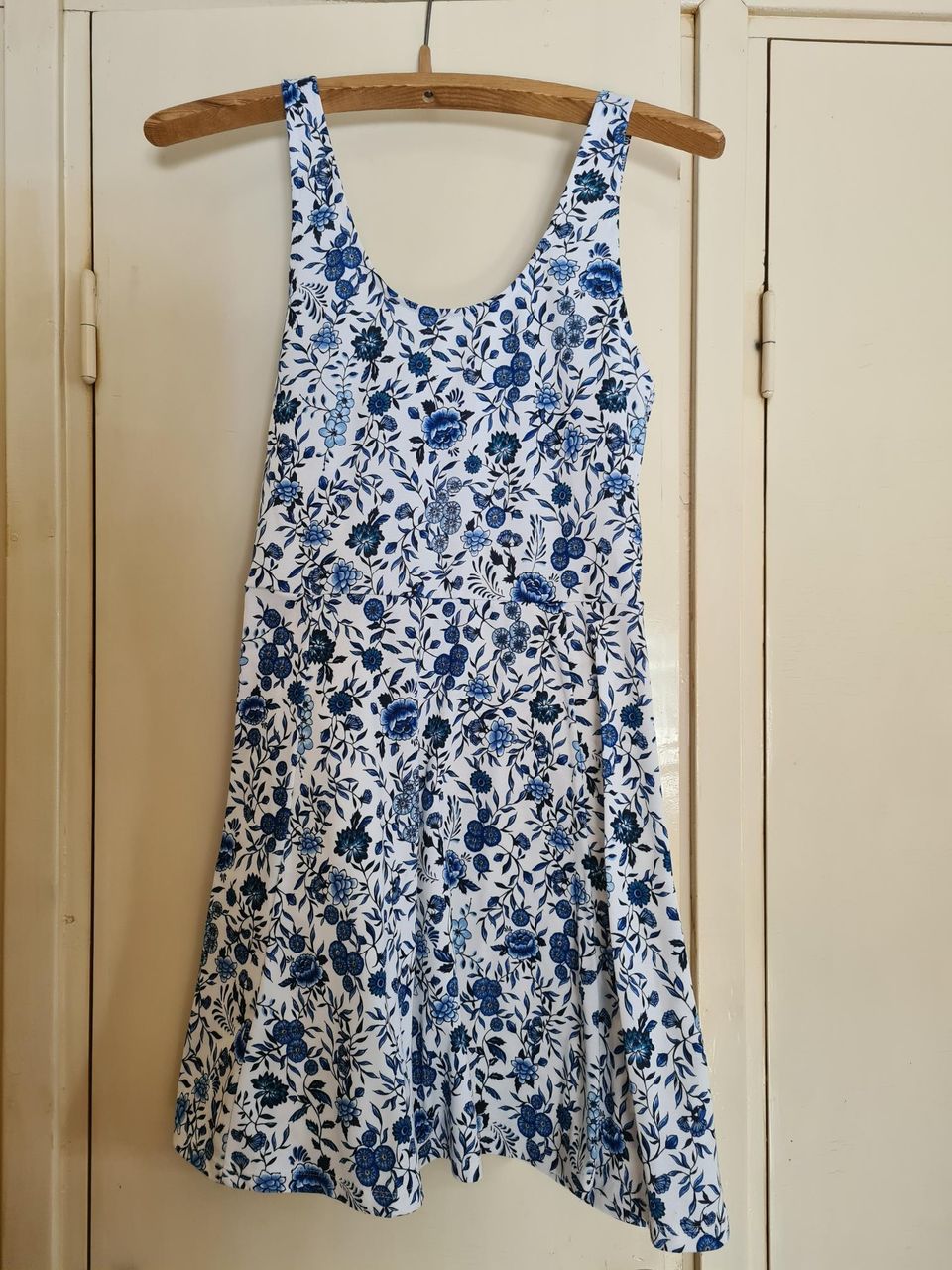 Sininen kukkia - valkoinen mekko