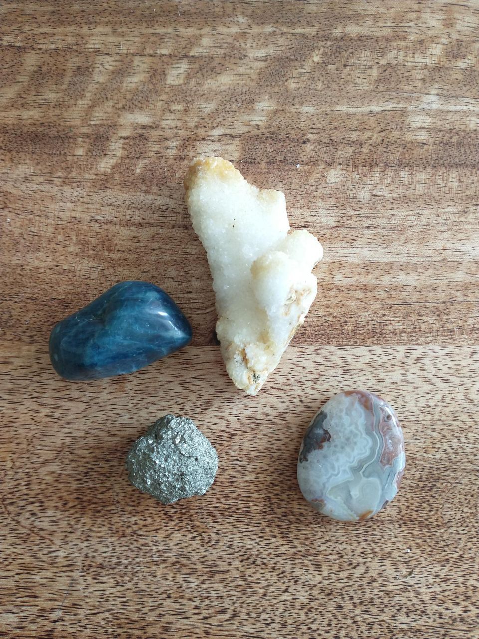 Kiviä ja kristalleja
