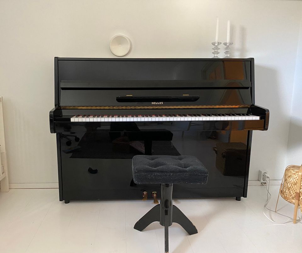 Laadukas musta Hellas-piano