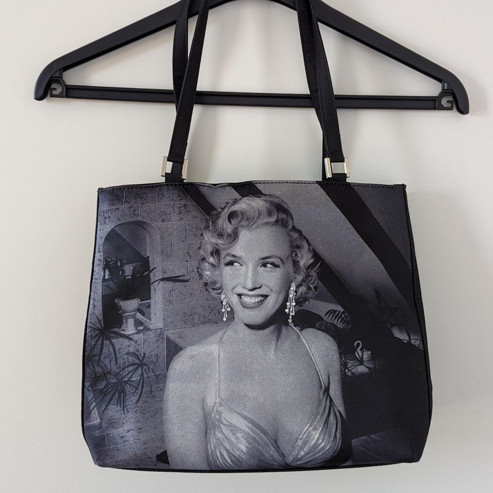 Musta laukku Marilyn Monroen kuvalla